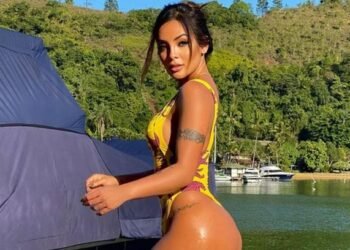 Atriz ajusta a região íntima e fica feliz