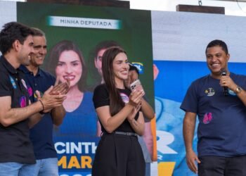 Cinthya Marabá cumpre agenda em Ibitiara ao lado de Budi da Construbem