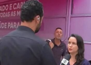 Ao vivo, homem invade transmissão da TV Globo e causa climão