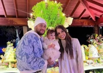 Amanda Kimberlly registra BO por ataques à filha com Neymar