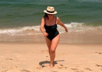 Regiane Alves posa de maiô em praia do Rio e recebe elogios
